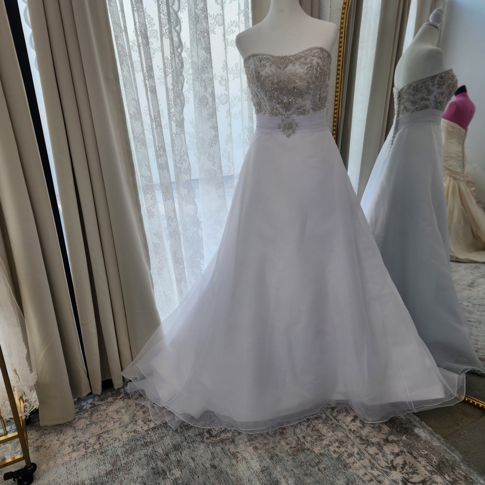 Elegant White Strapless Wedding Dress